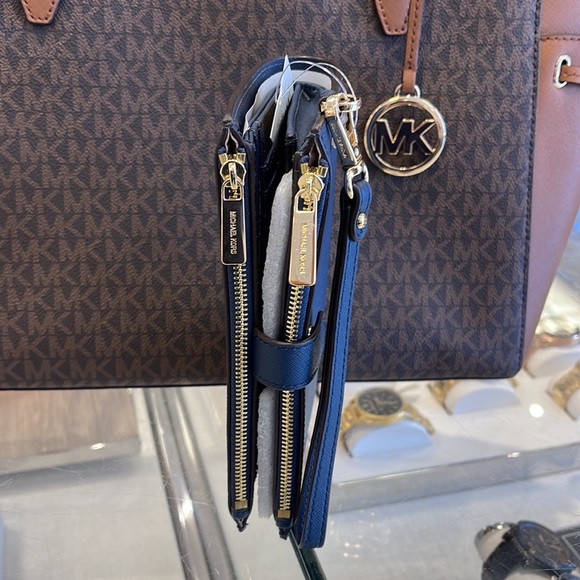 MICHAEL KORS LARGE DOUBLE ZIP WRISTLET WALLET PHONE CASE 
Navy 
NWT - Picture 12 of 16